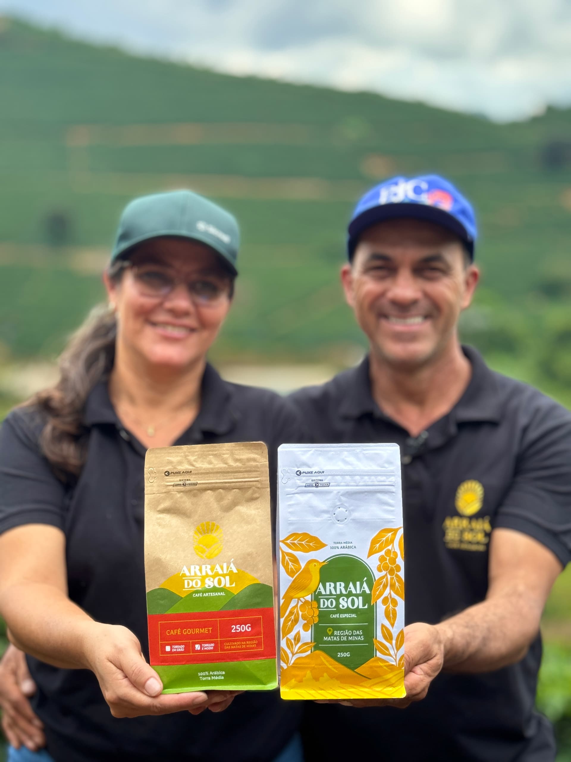 Vanderlei e Luciene Moura segurando os pacotes de Café Especial e Gourmet no Sítio Posse da Cachoeira